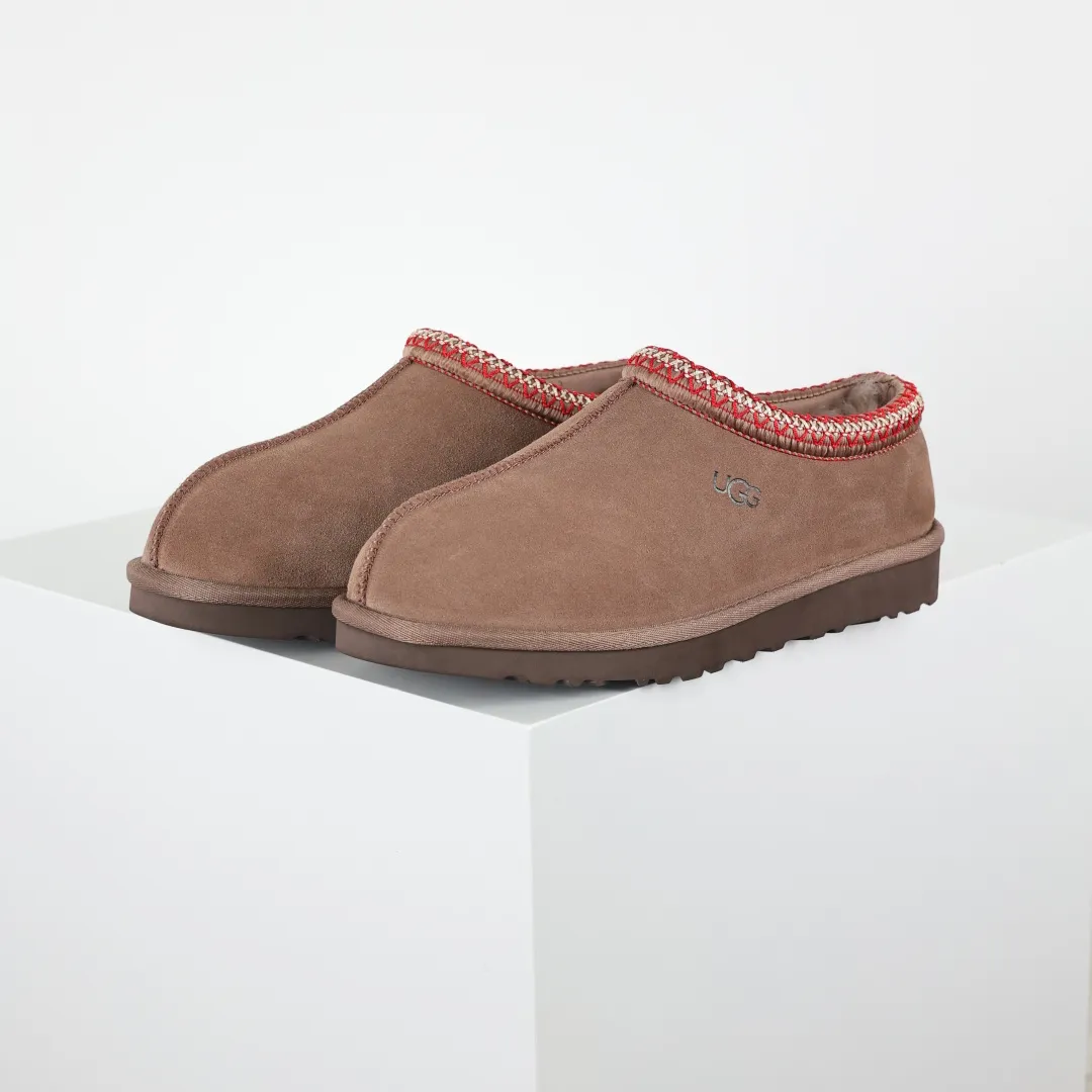 Copy price 💰540 Core recommendation Good price 5cm thick sole, independently developed original outsole, cashmere insole, keeping warm in winter, suitable for home use. In the new year, uug launched a style series, which is partially geared towards the preferences of young consumers. It has also moved to the forefront of fashion trends. Shoe body material, water-repellent coated suede upper, 17 mm UGGPURE™ implanted wool insole, lightweight non-slip and comfortable rubber outsole, with brand LOGO and trademark, with full package Size: 35 36 37 38 39 40 41 42 43 44 45
